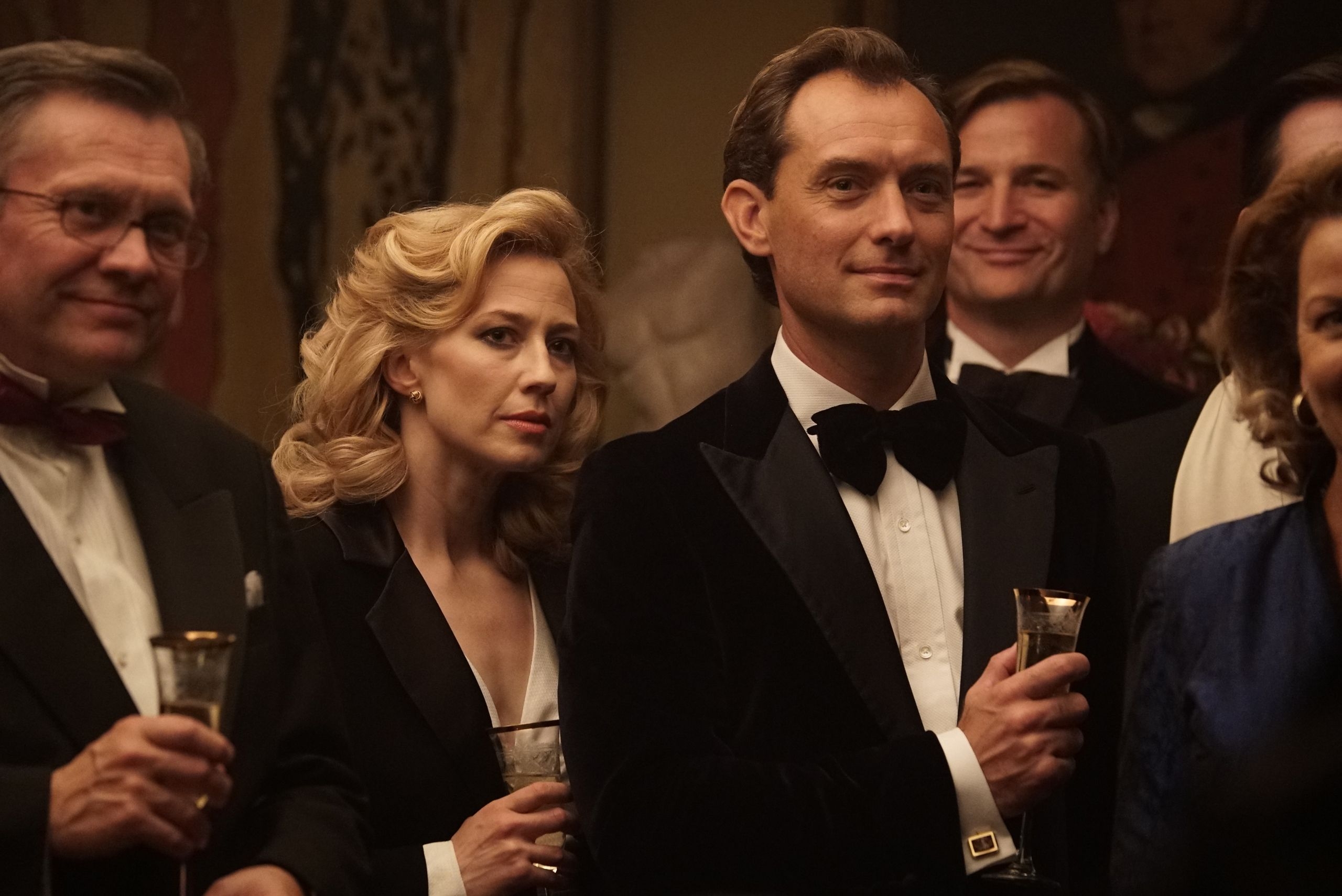 The Nest Reviewed Jude Law Plays A Banker Who Buys Into Money s Lies The New Yorker